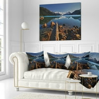 Designart veliki trupci u planinskom jezeru - pejzažni štampani jastuk za bacanje - 18x18