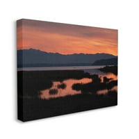 Zalazak sunca nad morskim zemljištem s planinskim linijama Fotografija platnena Art Print